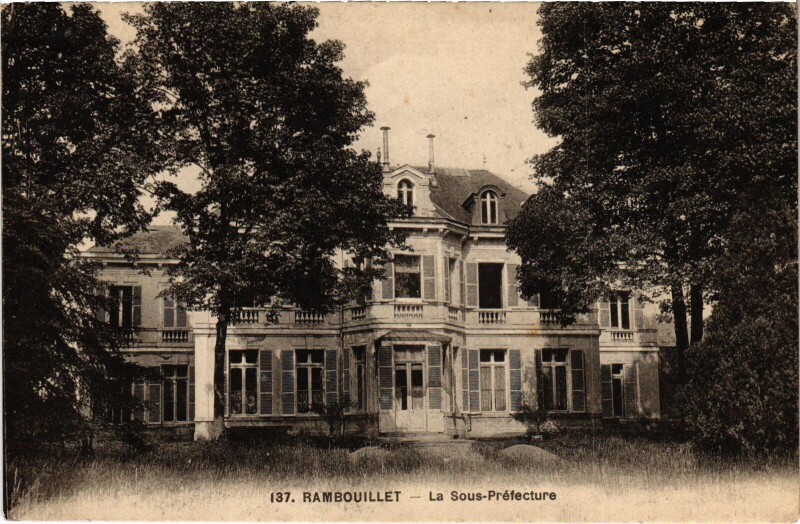 Carte postale ancienne Rambouillet Le Sous Prefecture à Rambouillet