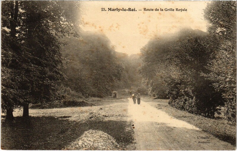 Carte postale ancienne Marly Route de la Grille Royale