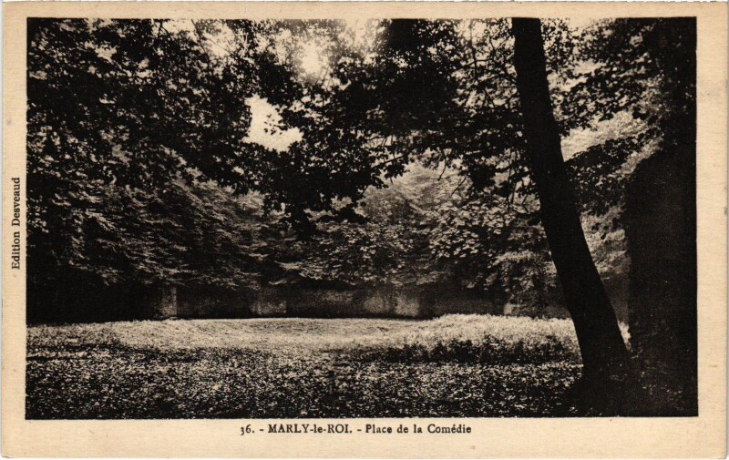 Carte postale ancienne Marly Place de la Comedie