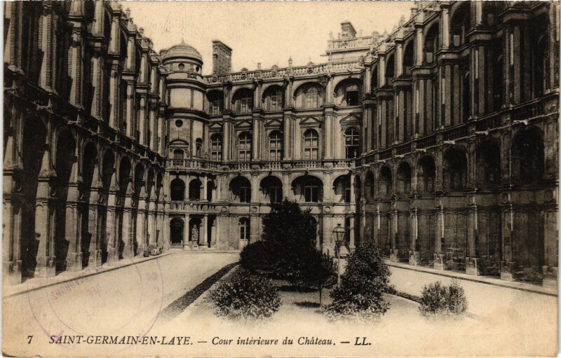 Carte postale ancienne St Germain en Laye cour interieure du Chateau