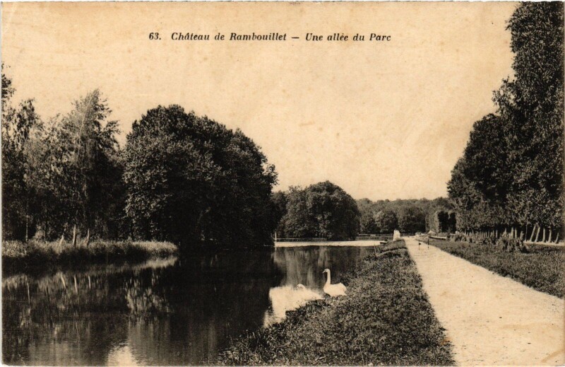 Carte postale ancienne Rambouillet Le Chateau une allee du Parc à Rambouillet