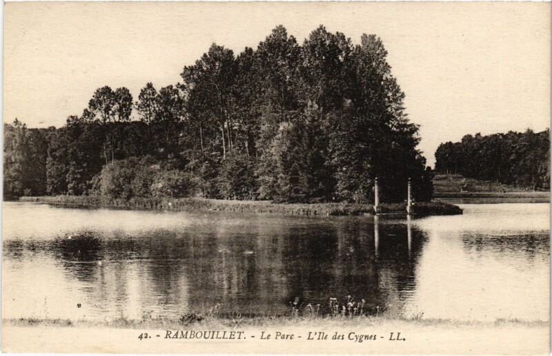 Carte postale ancienne Rambouillet Le Parc Ile des Cygnes à Rambouillet