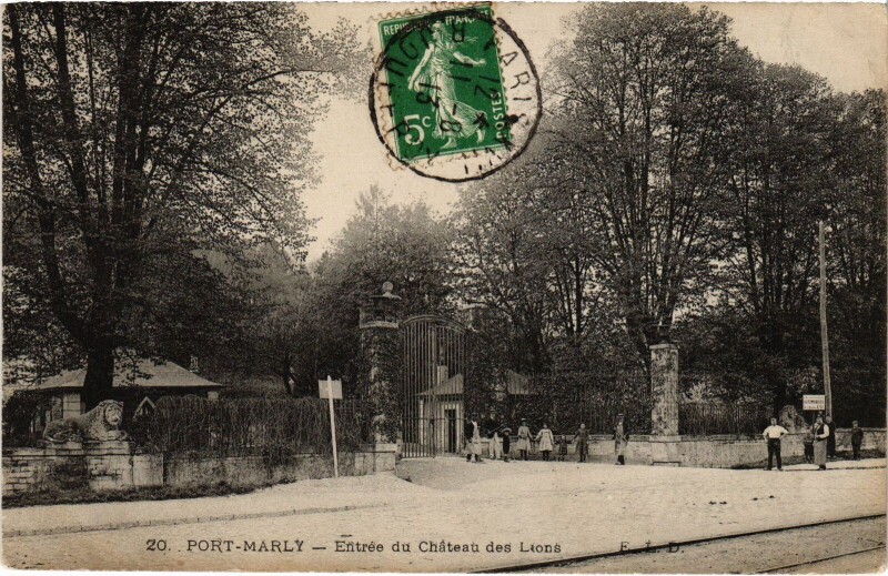 Carte postale ancienne Marly Entree du Chateau des Lions