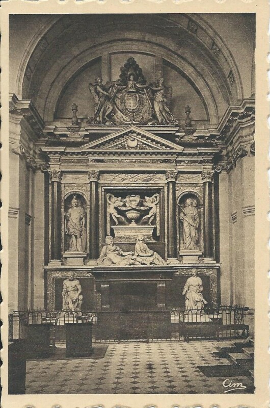 Carte postale ancienne Chapelle du Lycée Banville - Tombeau du Duc de Montmorency à Moulins