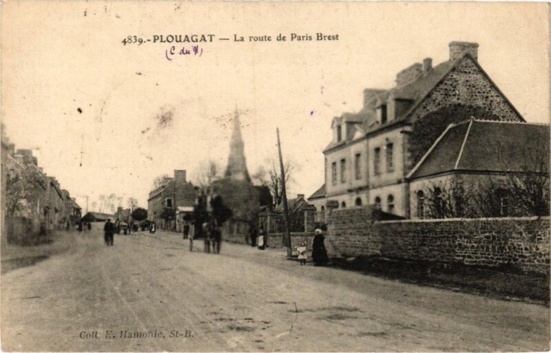 Carte postale ancienne Plouagat-La route de Paris Brest