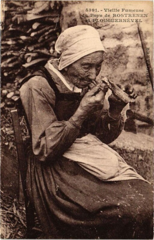 Carte postale ancienne Vieille Fumeuse du Pays de Rostrenen et Plouguernével à Plouguernével