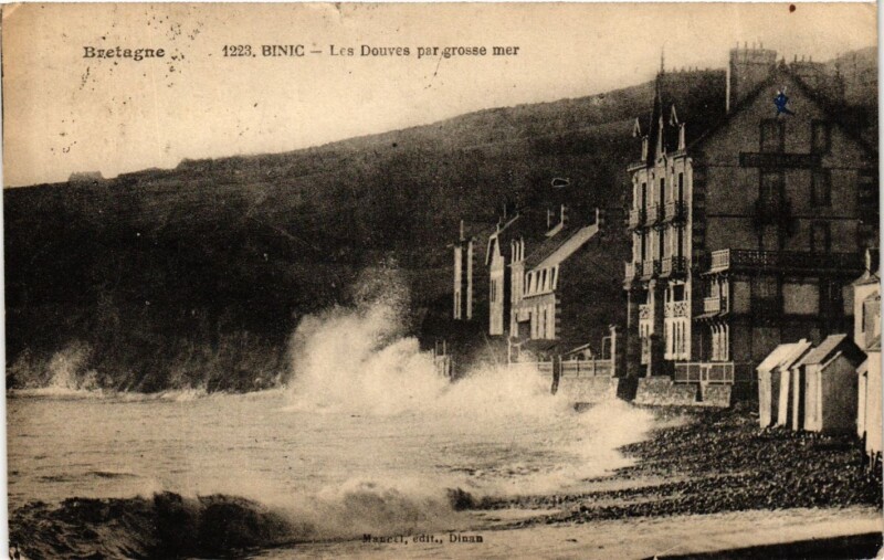 Carte postale ancienne Bretagne Binic Les Douves par grosse mer