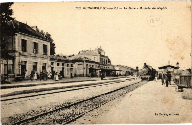 Carte postale ancienne Guingamp - La Gare â€“ arrivée du Rapide à Guingamp