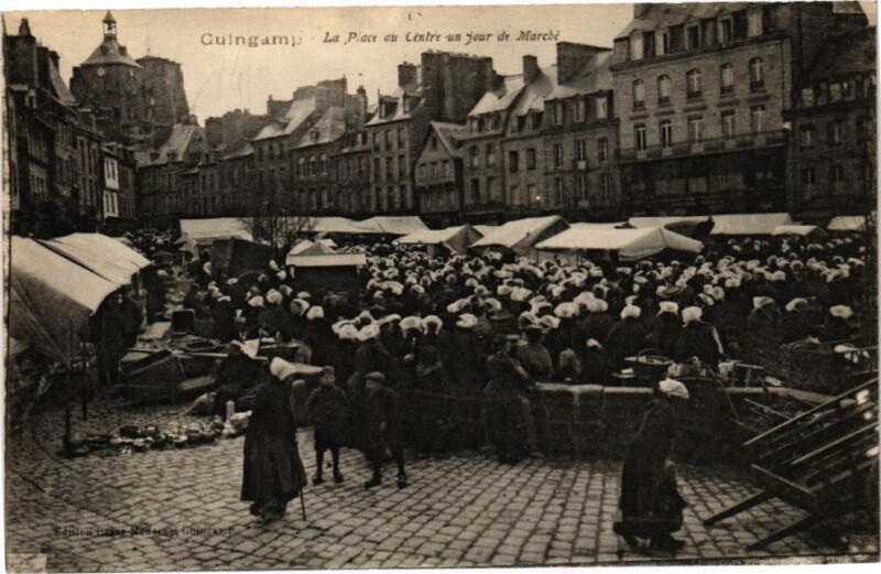 Carte postale ancienne Guingamp-La Place au Centre un jour de Marché à Guingamp