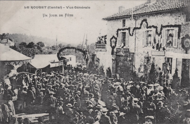 Carte postale ancienne LE ROUGET (Cantal)  - Vue générale - Un jour de Fête au Rouget-Pers