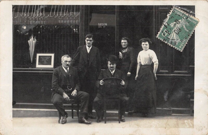 Carte postale ancienne / Commerce - Devanture De Magasin - Marchand De Parapluies - lire verso