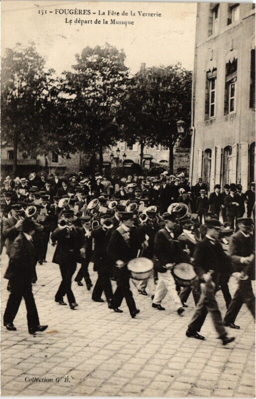 Carte postale ancienne Fougeres - La Fete de la Verrerie le départ de la musique à Fougères