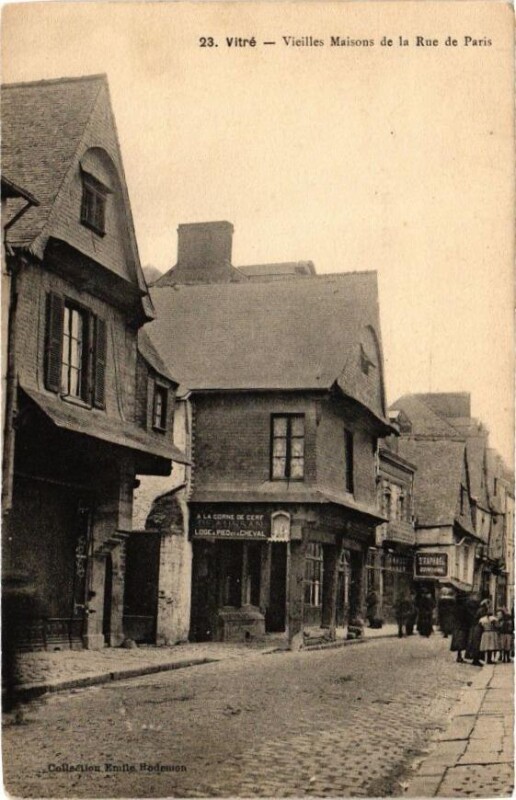 Carte postale ancienne Vitre - Vieilles Maisons de la Rue de Paris à Vitré