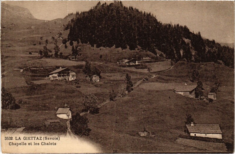 Carte postale ancienne La Giettaz chapelle et les Chalets à La Giettaz