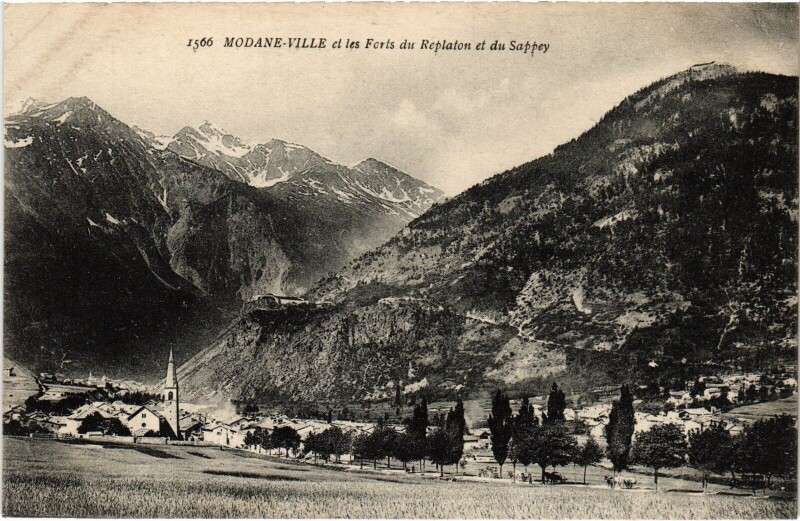 Carte postale ancienne Modane-Ville et les Forts du replaton à Modane
