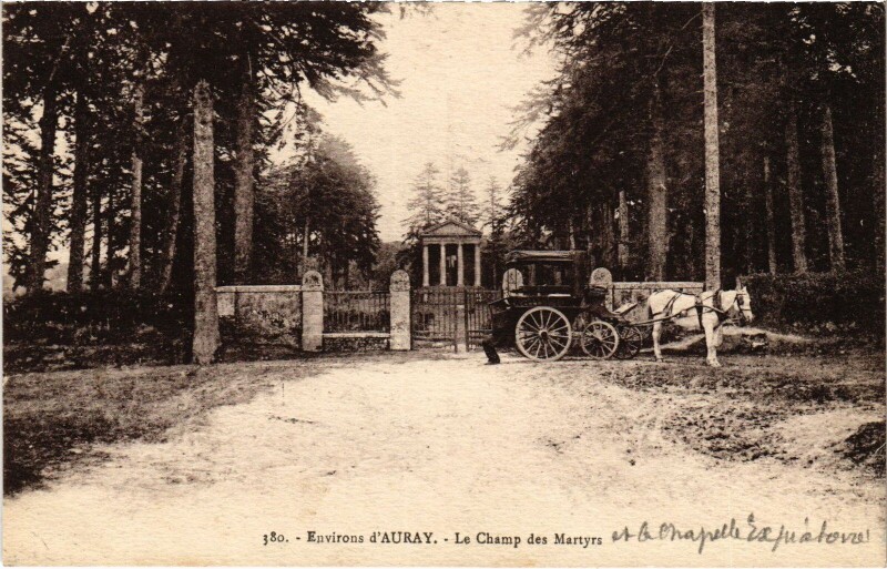Carte postale ancienne Env. de Auray Champ de Martyrs à Auray