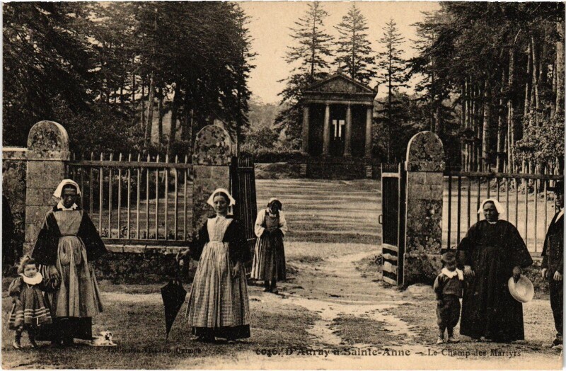 Carte postale ancienne Saint-Anne-d'Auray Champ de Martyrs à Auray