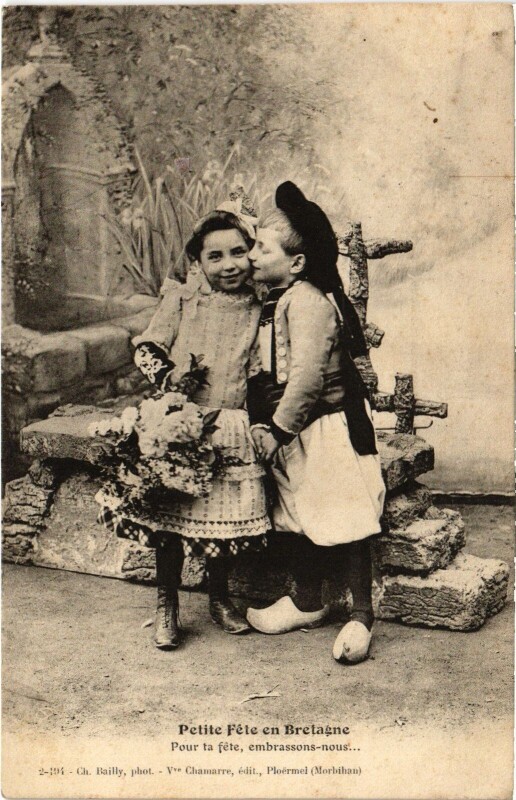 Carte postale ancienne Petite fete en Bratagne Folklore