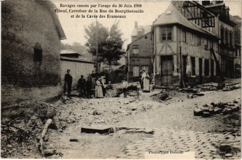 Carte postale ancienne Elbeuf Carrefour Rue du BOurgtheroulde Orage 1908 à Elbeuf