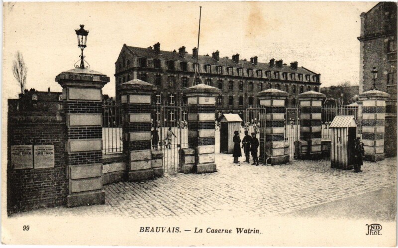 Carte postale ancienne Beauvais La Caserne Watrin à Beauvais