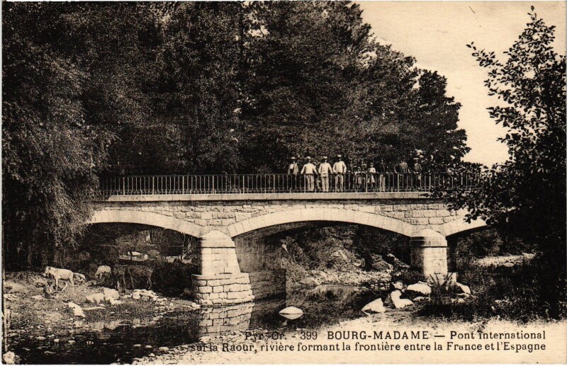 Carte postale ancienne Boug-Madame Pont international