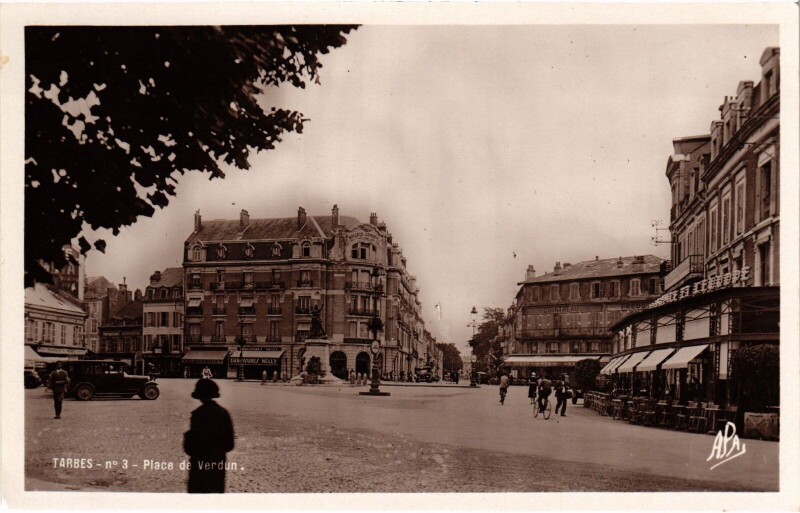 Carte postale ancienne Tarbes Place de Vedun à Tarbes