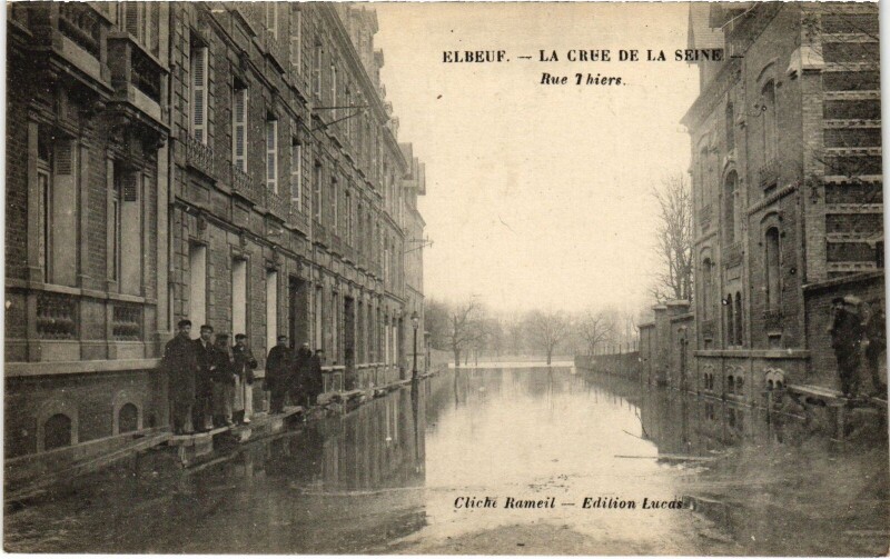 Carte postale ancienne Elbeuf Rue Thiers Inondations à Elbeuf