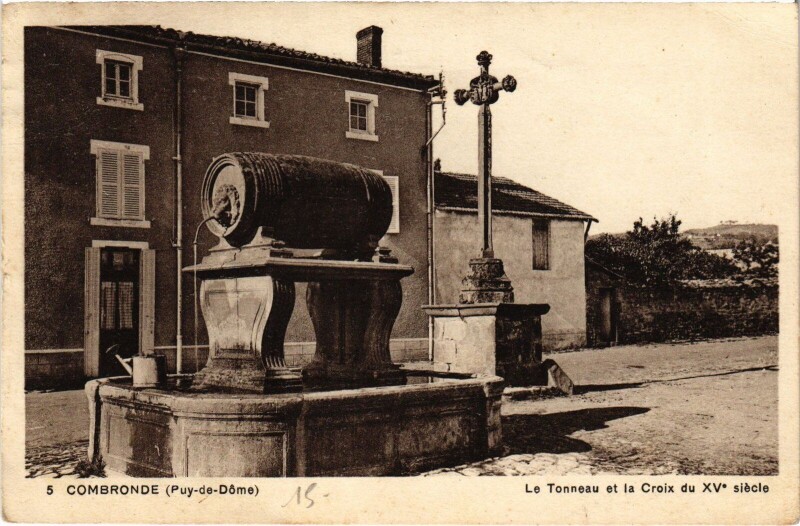 Carte postale ancienne Combronde Le Tonneau et la Croix à Combronde