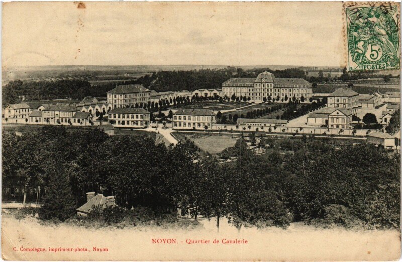 Carte postale ancienne Noyon Quartier de Cavalerie à Noyon