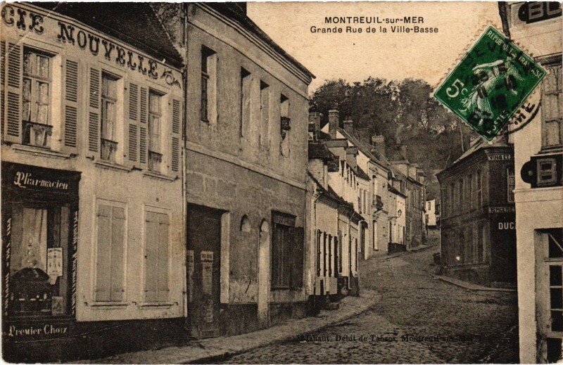 Carte postale ancienne Montreuil-sur-Mer Grande Rue de la Ville-Basse à Montreuil