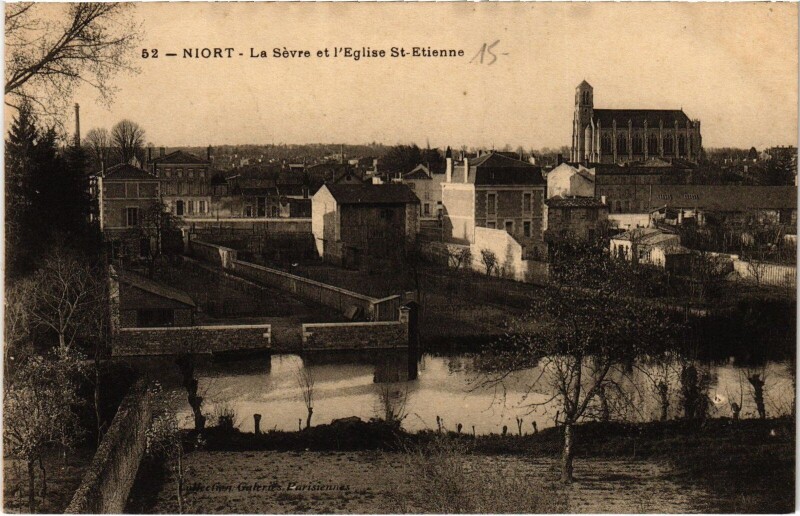 Carte postale ancienne Niort La Sevre Eglise Saint-Etienne à Niort