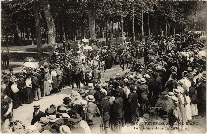 Carte postale ancienne Fetes de Jeanne d'Arc Compiegne La Cortege dans la foret