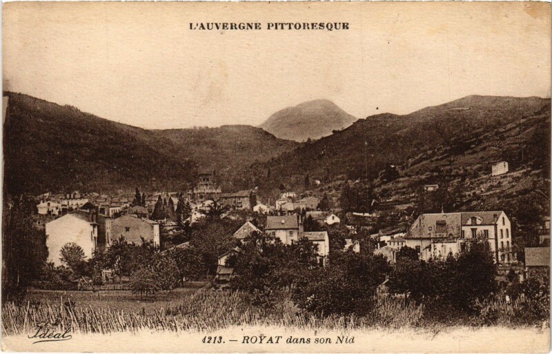 Carte postale ancienne Auvergne Royat dans son Nid à Royat