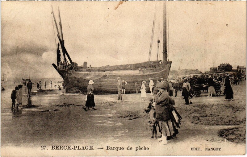 Carte postale ancienne Berck-Plage Barque de peche Ships à Berck