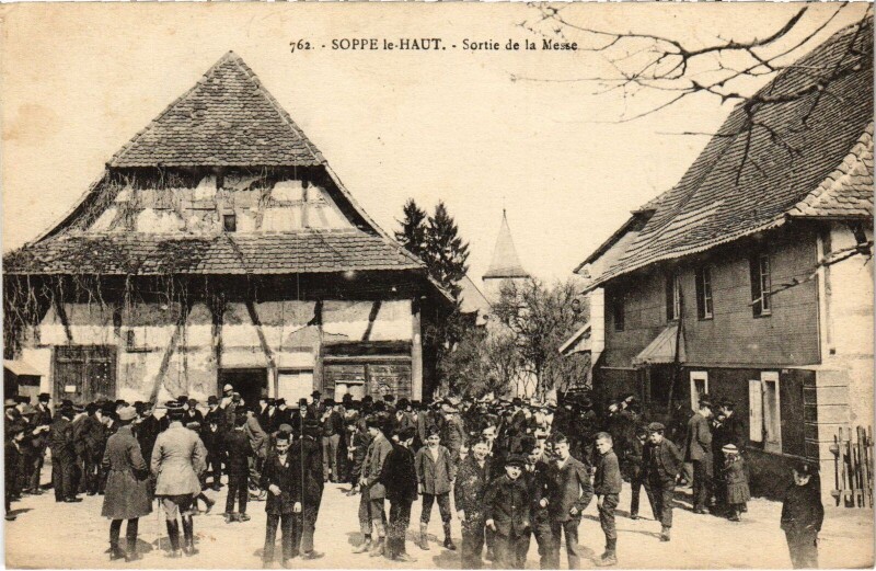 Carte postale ancienne Soppe-le-Haut Sortie de la Messe