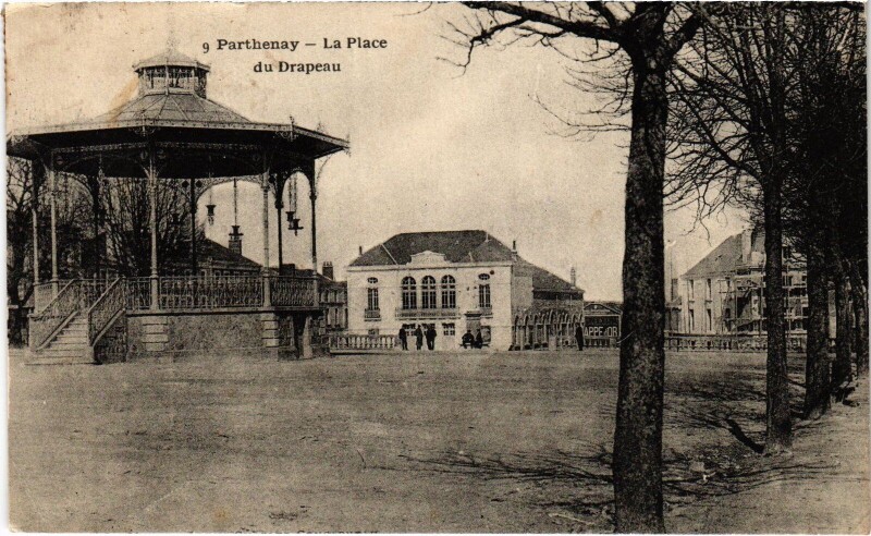 Carte postale ancienne Parthenay PLace du Drapeau à Parthenay
