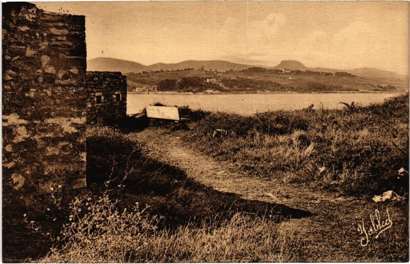 Carte postale ancienne Saint-Jean-de-Luz Les trois Couronnes Sainte-Barbe à Saint-Jean-de-Luz