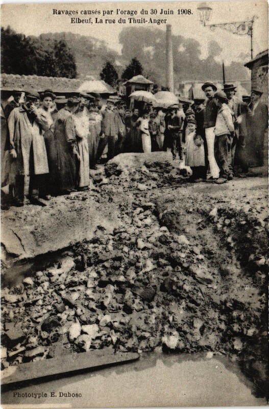 Carte postale ancienne Elbeuf Rue du Thuit-Anger Orage 1908 à Elbeuf