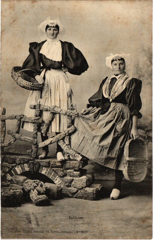 Carte postale ancienne Les Sables-d'Olonne Costume Folklore aux Sables-d'Olonne