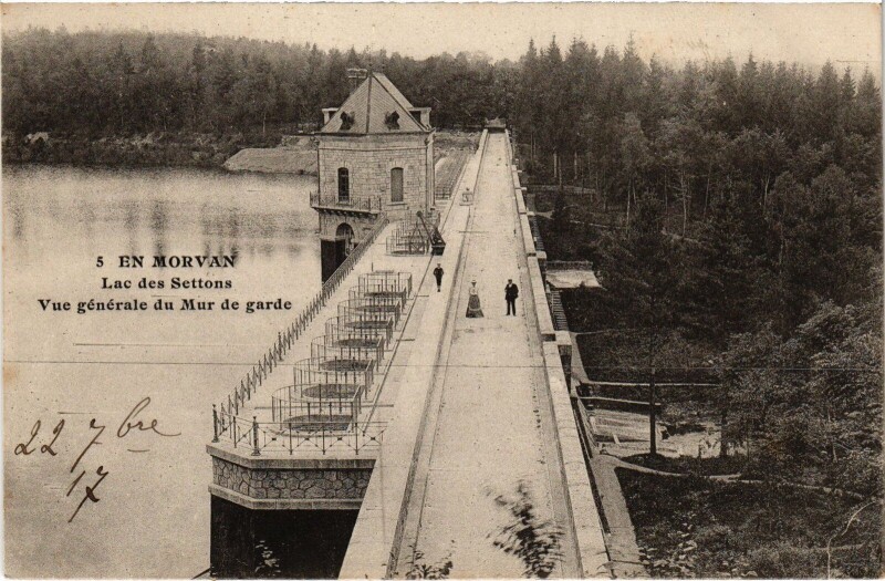 Carte postale ancienne En Morvan Lac des Settons Mur de garde