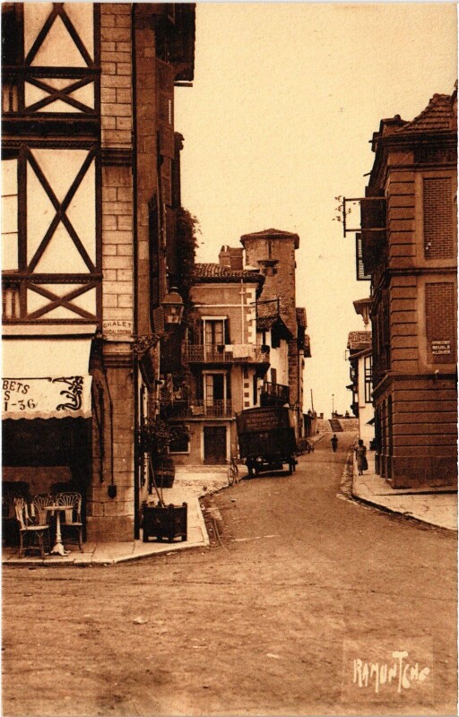 Carte postale ancienne Saint-Jean-de-Luz Rue Garat à Saint-Jean-de-Luz