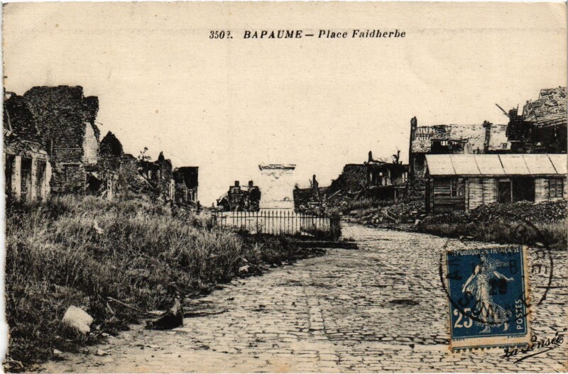 Carte postale ancienne Bapaume Place Faidherbe à Bapaume