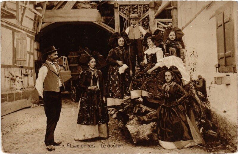 Carte postale ancienne Alsaciennes le Gouter Folklore