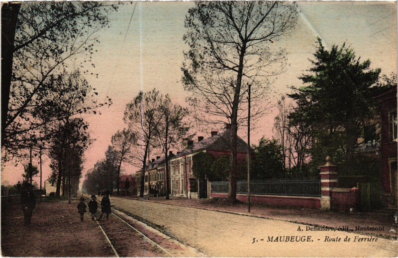 Carte postale ancienne Maubeuge Route de Ferriere à Maubeuge