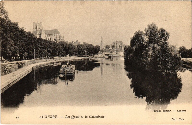 Carte postale ancienne Auxerre Les Quais La Cathédrale à Auxerre