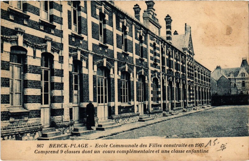 Carte postale ancienne Berck-Plage Ecole Communale des Filles à Berck