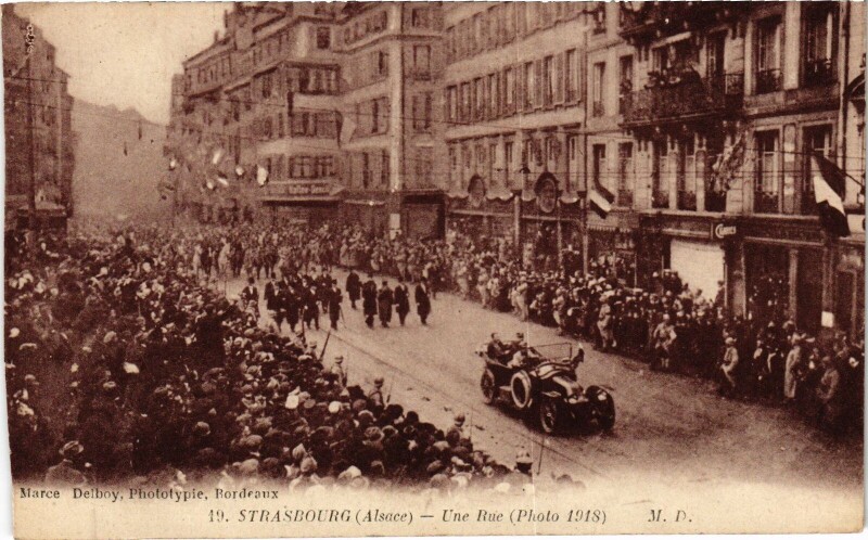Carte postale ancienne Alsace Strasbourg une rue Guerre à Strasbourg
