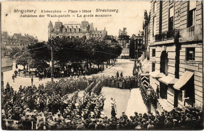 Carte postale ancienne Strasbourg Place Kléber la garde montante à Strasbourg