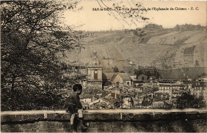 Carte postale ancienne Bar-le-Duc Ville Basse Esplanade du Chateazu à Bar-le-Duc