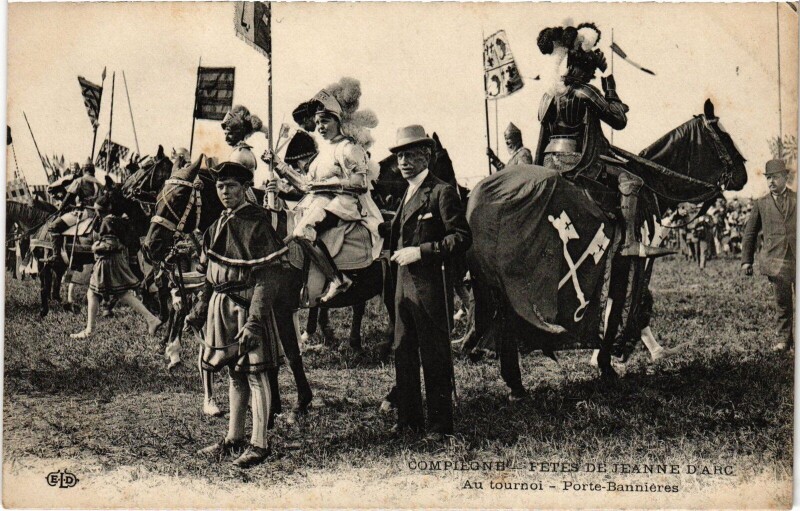 Carte postale ancienne Fetes de Jeanne d'Arc Compiegne Porte Bannieres